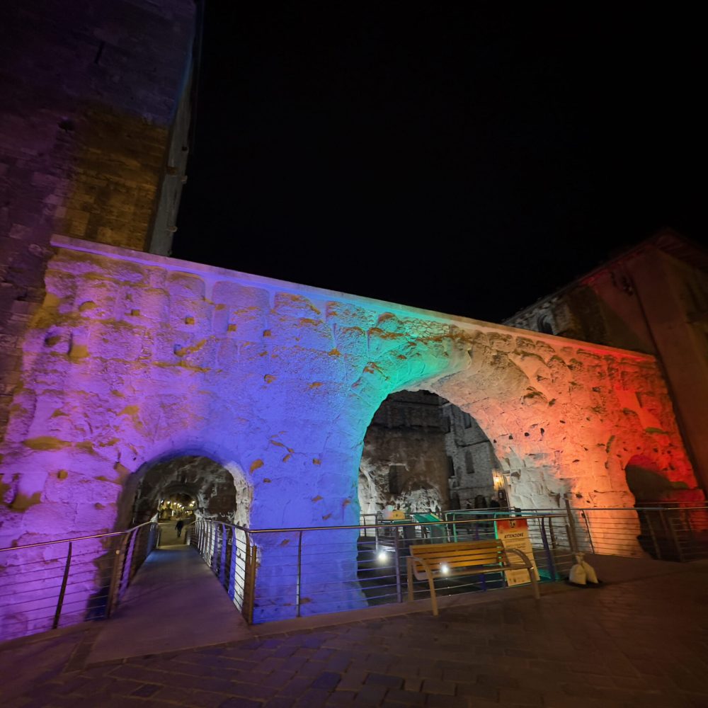 Le Porte Pretorie illuminate in occasione della giornata contro l'omobitransfobia